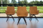 4 x Elmar Topform (Gealux) eetkamerstoel in stof met draaipoot. Direct leverbaar. - Afbeelding 4