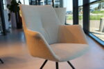 4 x Elmar Topform (Gealux) eetkamerstoel in stof met draaipoot. Direct leverbaar. - Afbeelding 6