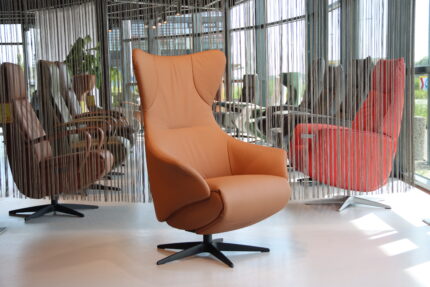 Elektrisch verstelbaar relaxfauteuil/relaxstoel RELAX4U Nova NV-1026N Leer Kleur Cognac met 3 motoren en accu. Direct leverbaar.