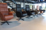 Elektrisch verstelbaar relaxfauteuil / relaxstoel voor lange mensen Twice Pro Plus TW-227N van Meubelfabriek De Toekomst in leer kleur Noce met 3 motoren en een accu. Direct leverbaar. - Afbeelding 14