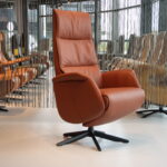 Elektrisch verstelbaar relaxfauteuil / relaxstoel voor lange mensen Twice Pro Plus TW-227N van Meubelfabriek De Toekomst in leer met 3 motoren en een accu. Direct leverbaar.