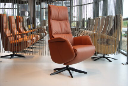 Elektrisch verstelbaar relaxfauteuil / relaxstoel voor lange mensen Twice Pro Plus TW-227N van Meubelfabriek De Toekomst in leer met 3 motoren en een accu. Direct leverbaar.