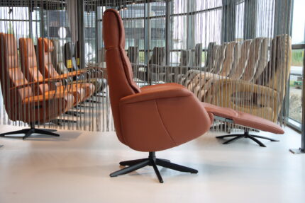Elektrisch verstelbaar relaxfauteuil / relaxstoel voor lange mensen Twice Pro Plus TW-227N van Meubelfabriek De Toekomst in leer met 3 motoren en een accu. Direct leverbaar.