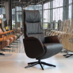 Elektrisch verstelbaar relaxfauteuil / relaxstoel voor lange mensen Twice Pro Plus TW-227N van Meubelfabriek De Toekomst in leer zwart met 3 motoren en een accu. Direct leverbaar.