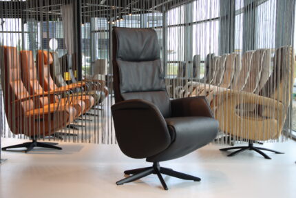 Elektrisch verstelbaar relaxfauteuil / relaxstoel voor lange mensen Twice Pro Plus TW-227N van Meubelfabriek De Toekomst in leer zwart met 3 motoren en een accu. Direct leverbaar.