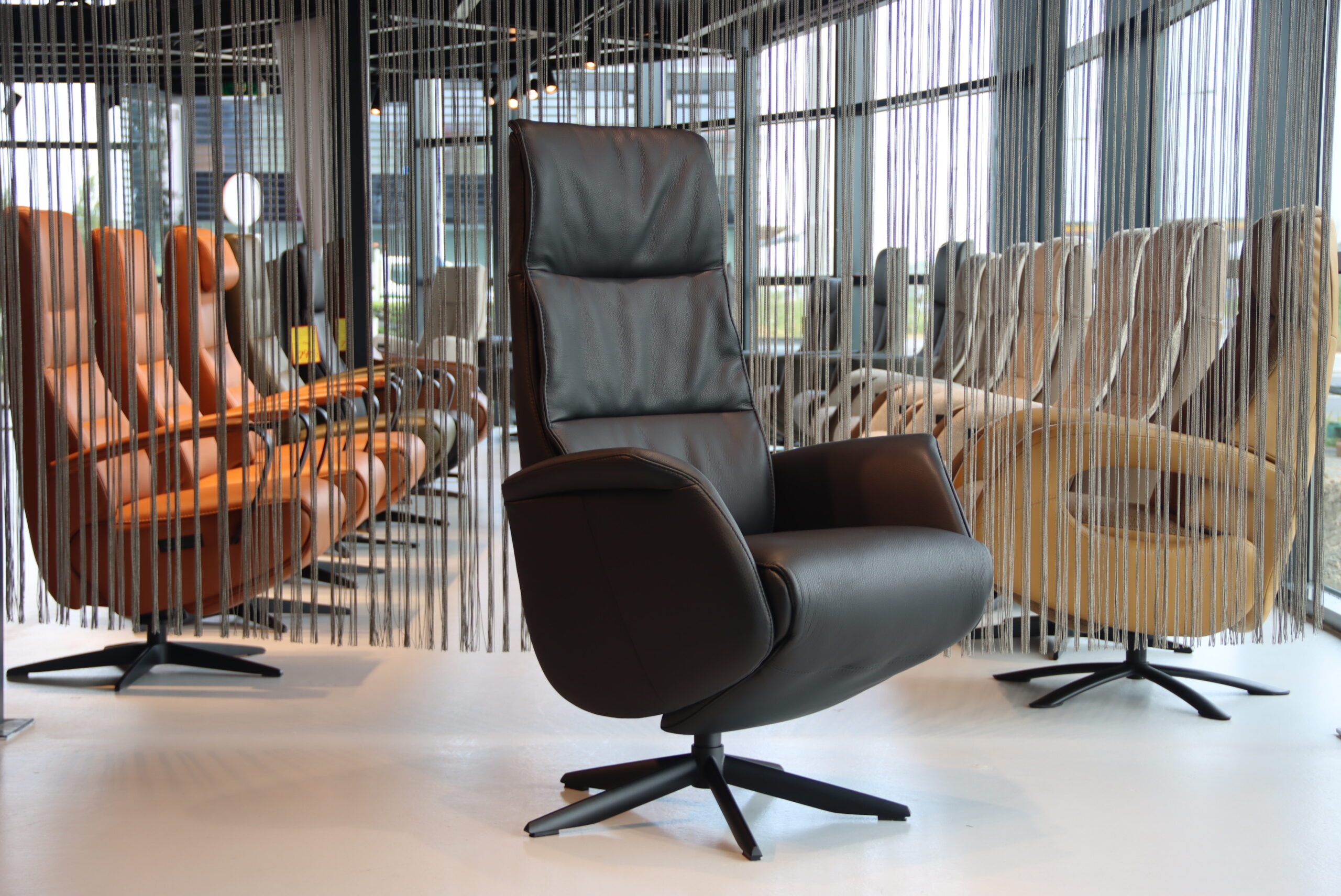 Elektrisch verstelbaar relaxfauteuil / relaxstoel voor lange mensen Twice Pro Plus TW-227N van Meubelfabriek De Toekomst in leer zwart met 3 motoren en een accu. Direct leverbaar.