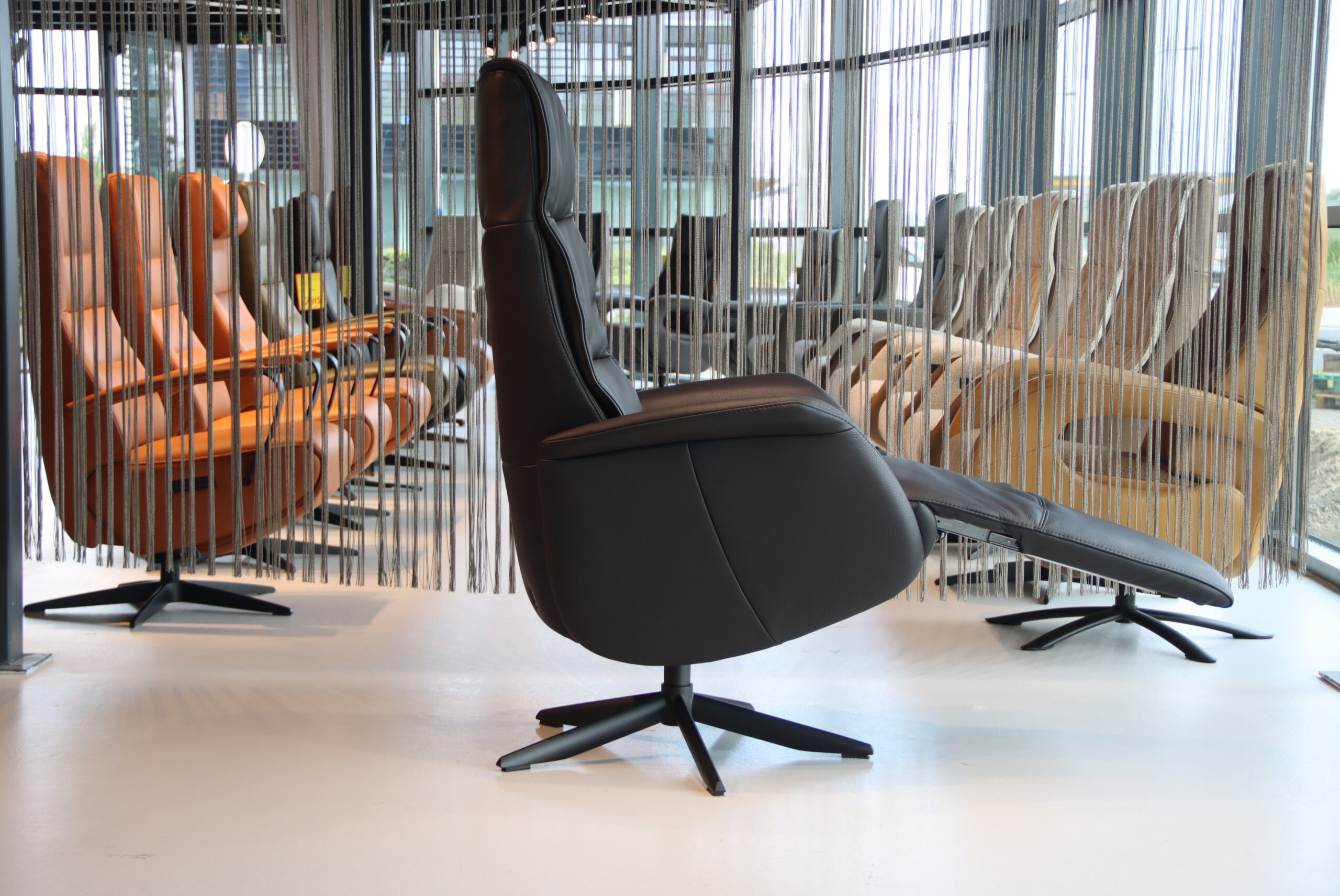 Elektrisch verstelbaar relaxfauteuil / relaxstoel voor lange mensen Twice Pro Plus TW-227N van Meubelfabriek De Toekomst in leer zwart met 3 motoren en een accu. Direct leverbaar.