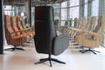 Elektrisch verstelbaar relaxfauteuil / relaxstoel voor lange mensen Twice Pro Plus TW-227N van Meubelfabriek De Toekomst in leer zwart met 3 motoren en een accu. Direct leverbaar. - Afbeelding 9