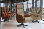 Elektrisch verstelbaar relaxfauteuil / relaxstoel voor lange mensen Twice Pro Plus TW-227N van Meubelfabriek De Toekomst in leer kleur Noce met 3 motoren en een accu. Direct leverbaar.