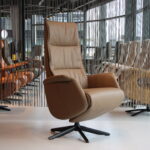 Elektrisch verstelbaar relaxfauteuil / relaxstoel voor lange mensen Twice Pro Plus TW-227N van Meubelfabriek De Toekomst in leer kleur Noce met 3 motoren en een accu. Direct leverbaar.