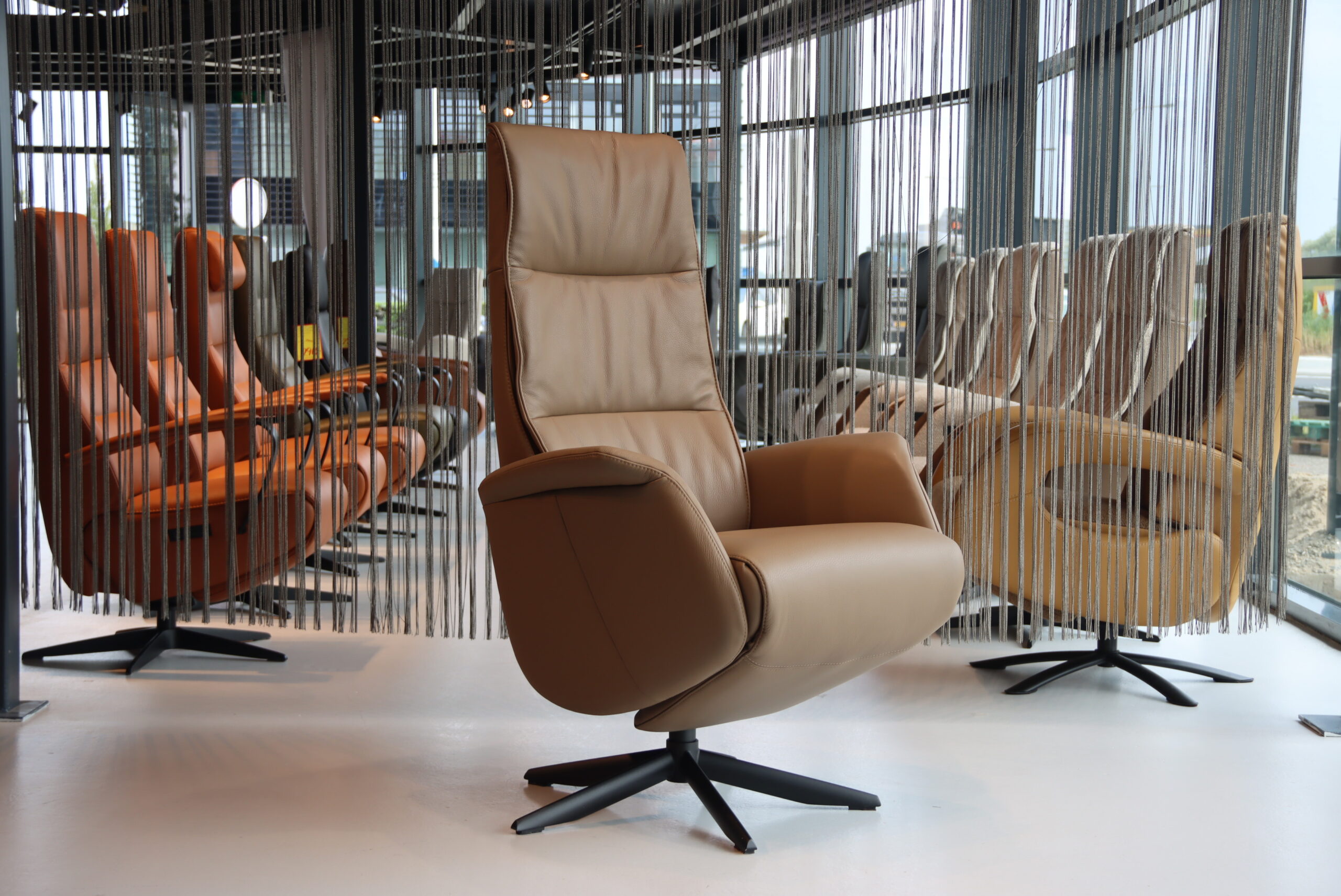 Elektrisch verstelbaar relaxfauteuil / relaxstoel voor lange mensen Twice Pro Plus TW-227N van Meubelfabriek De Toekomst in leer kleur Noce met 3 motoren en een accu. Direct leverbaar.