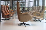 Elektrisch verstelbaar relaxfauteuil / relaxstoel voor lange mensen Twice Pro Plus TW-227N van Meubelfabriek De Toekomst in leer kleur Noce met 3 motoren en een accu. Direct leverbaar.
