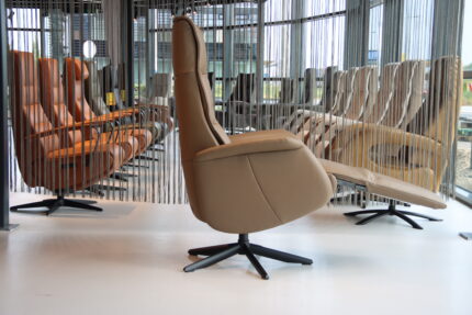 Elektrisch verstelbaar relaxfauteuil / relaxstoel voor lange mensen Twice Pro Plus TW-227N van Meubelfabriek De Toekomst in leer kleur Noce met 3 motoren en een accu. Direct leverbaar.