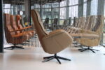 Elektrisch verstelbaar relaxfauteuil / relaxstoel voor lange mensen Twice Pro Plus TW-227N van Meubelfabriek De Toekomst in leer kleur Noce met 3 motoren en een accu. Direct leverbaar. - Afbeelding 3