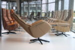 Elektrisch verstelbaar relaxfauteuil / relaxstoel voor lange mensen Twice Pro Plus TW-227N van Meubelfabriek De Toekomst in leer kleur Noce met 3 motoren en een accu. Direct leverbaar. - Afbeelding 4