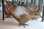Elektrisch verstelbaar relaxfauteuil / relaxstoel voor lange mensen Twice Pro Plus TW-227N van Meubelfabriek De Toekomst in leer kleur Noce met 3 motoren en een accu. Direct leverbaar. - Afbeelding 7