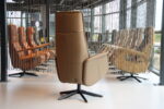 Elektrisch verstelbaar relaxfauteuil / relaxstoel voor lange mensen Twice Pro Plus TW-227N van Meubelfabriek De Toekomst in leer kleur Noce met 3 motoren en een accu. Direct leverbaar. - Afbeelding 9