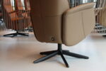 Elektrisch verstelbaar relaxfauteuil / relaxstoel voor lange mensen Twice Pro Plus TW-227N van Meubelfabriek De Toekomst in leer kleur Noce met 3 motoren en een accu. Direct leverbaar. - Afbeelding 10