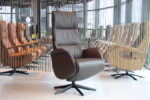 Elektrisch verstelbaar relaxfauteuil / relaxstoel voor lange mensen Twice Pro Plus TW-227N van Meubelfabriek De Toekomst in leer kleur bruin met 3 motoren en een accu. Direct leverbaar.
