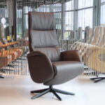 Elektrisch verstelbaar relaxfauteuil / relaxstoel voor lange mensen Twice Pro Plus TW-227N van Meubelfabriek De Toekomst in leer kleur bruin met 3 motoren en een accu. Direct leverbaar.