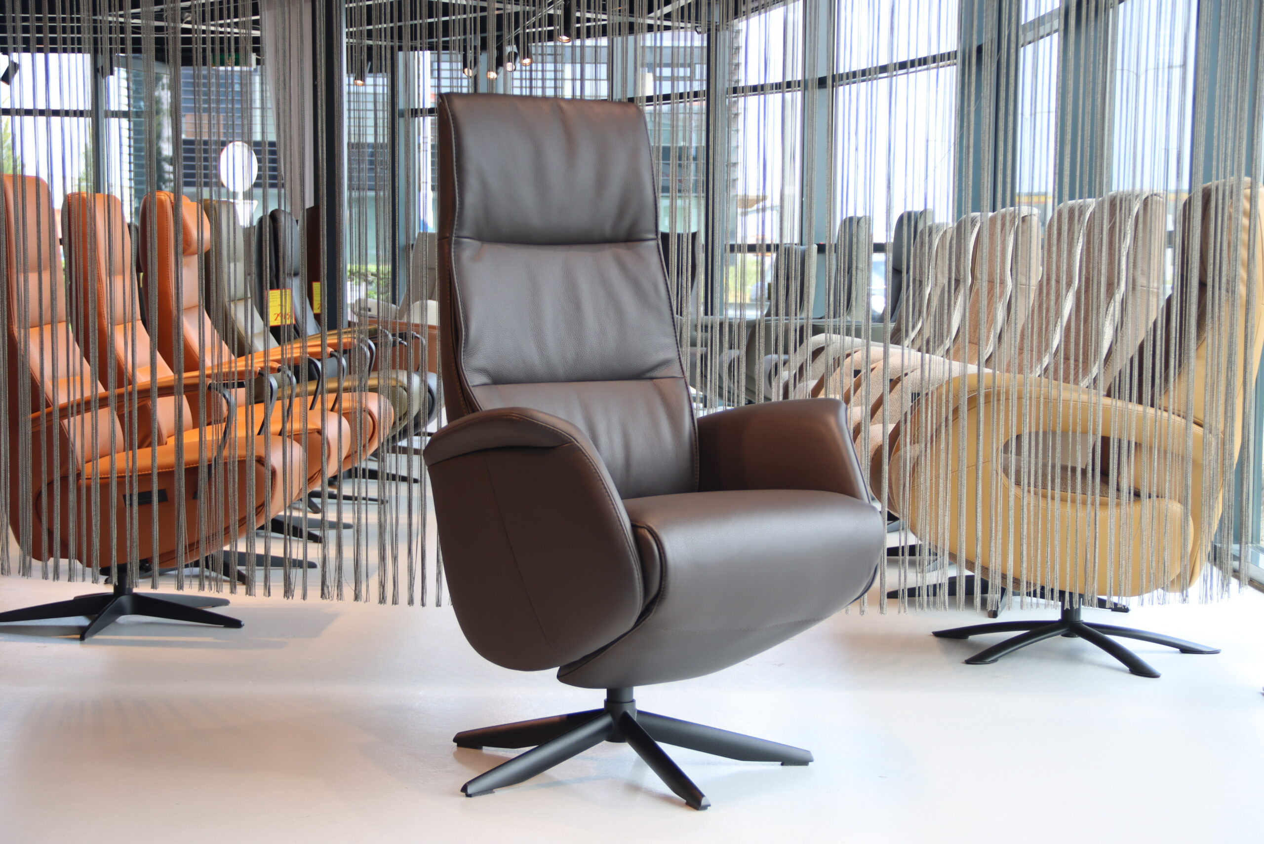 Elektrisch verstelbaar relaxfauteuil / relaxstoel voor lange mensen Twice Pro Plus TW-227N van Meubelfabriek De Toekomst in leer kleur bruin met 3 motoren en een accu. Direct leverbaar.