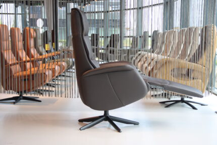 Elektrisch verstelbaar relaxfauteuil / relaxstoel voor lange mensen Twice Pro Plus TW-227N van Meubelfabriek De Toekomst in leer kleur bruin met 3 motoren en een accu. Direct leverbaar.