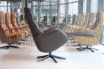 Elektrisch verstelbaar relaxfauteuil / relaxstoel voor lange mensen Twice Pro Plus TW-227N van Meubelfabriek De Toekomst in leer kleur bruin met 3 motoren en een accu. Direct leverbaar. - Afbeelding 3