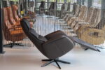 Elektrisch verstelbaar relaxfauteuil / relaxstoel voor lange mensen Twice Pro Plus TW-227N van Meubelfabriek De Toekomst in leer kleur bruin met 3 motoren en een accu. Direct leverbaar. - Afbeelding 6
