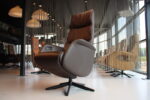 Elektrisch verstelbaar relaxfauteuil / relaxstoel voor lange mensen Twice Pro Plus TW-227N van Meubelfabriek De Toekomst in leer kleur bruin met 3 motoren en een accu. Direct leverbaar. - Afbeelding 11