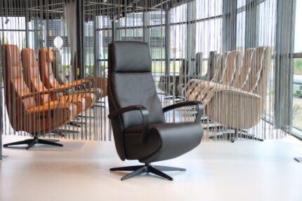 Elektrisch verstelbaar relaxfauteuil / relaxstoel Twice Pro TW-218N van De Toekomst leer zwart met 3 motoren en een accu. Direct leverbaar.