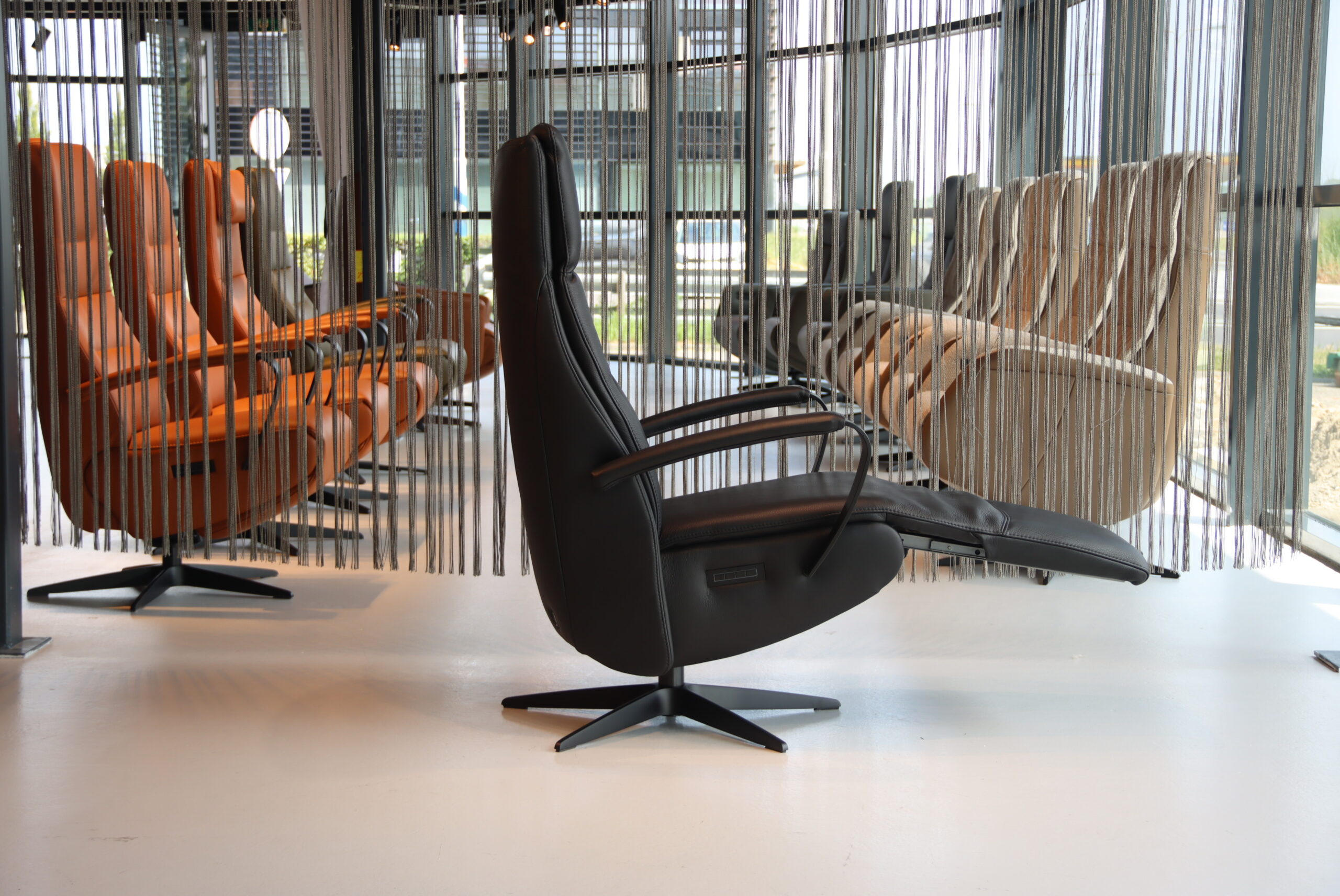 Elektrisch verstelbaar relaxfauteuil / relaxstoel Twice Pro TW-218N van De Toekomst leer zwart met 3 motoren en een accu. Direct leverbaar.