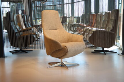 Elektrisch verstelbaar relaxfauteuil/relaxstoel RELAX4U Nova NV-1025N Stof kleur Taupe De Toekomst met 3 motoren en accu. Direct leverbaar.