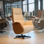 Elektrisch verstelbaar relaxfauteuil / relaxstoel Twice Pro TW-227N Large van Meubelfabriek De Toekomst in leer met stof, 3 motoren en een accu. Direct leverbaar.