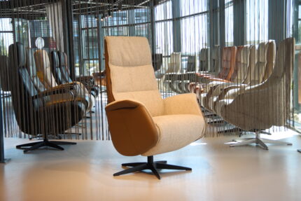 Elektrisch verstelbaar relaxfauteuil / relaxstoel Twice Pro TW-227N Large van Meubelfabriek De Toekomst in leer met stof, 3 motoren en een accu. Direct leverbaar.
