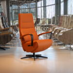 Sta op stoel Elektrisch verstelbaar relaxfauteuil Twice Pro TW-143N Medium van Meubelfabriek De Toekomst in leer 3 motoren en een accu. Direct leverbaar.