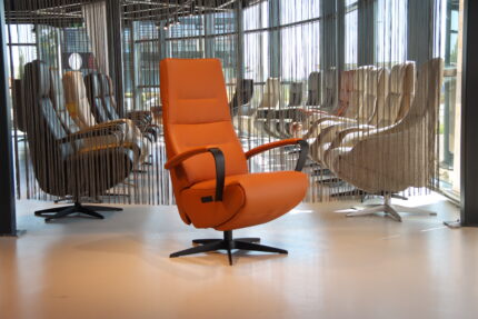 Sta op stoel Elektrisch verstelbaar relaxfauteuil Twice Pro TW-143N Medium van Meubelfabriek De Toekomst in leer 3 motoren en een accu. Direct leverbaar.