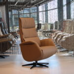 Sta op stoel Elektrisch verstelbaar relaxfauteuil Twice Pro TW-227N Large van Meubelfabriek De Toekomst in leer Noce 3 motoren en een accu. Direct leverbaar.
