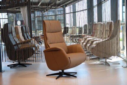 Sta op stoel Elektrisch verstelbaar relaxfauteuil Twice Pro TW-227N Large van Meubelfabriek De Toekomst in leer Noce 3 motoren en een accu. Direct leverbaar.