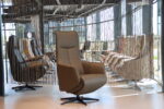 Sta op stoel Elektrisch verstelbaar relaxfauteuil Twice Pro TW-082N Large van Meubelfabriek De Toekomst in leer Avocado 3 motoren en een accu. Direct leverbaar.