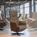 Sta op stoel Elektrisch verstelbaar relaxfauteuil Twice Pro TW-082N Large van Meubelfabriek De Toekomst in leer Avocado 3 motoren en een accu. Direct leverbaar.