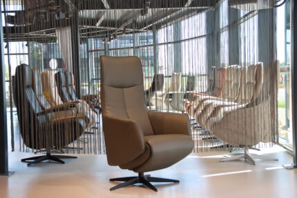 Sta op stoel Elektrisch verstelbaar relaxfauteuil Twice Pro TW-082N Large van Meubelfabriek De Toekomst in leer Avocado 3 motoren en een accu. Direct leverbaar.