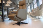 Sta op stoel Elektrisch verstelbaar relaxfauteuil Twice Pro TW-082N Large van Meubelfabriek De Toekomst in leer Avocado 3 motoren en een accu. Direct leverbaar.