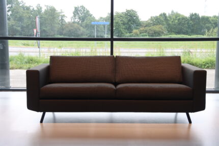 Havee Lookline 4 zits bank model 2850 in ploegstof zwart 234 cm breed. Direct leverbaar.