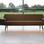Havee Cloak design bank Sky 4 zits 250 cm breed in Kvadrat stof Rewool. Direct leverbaar.