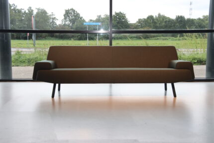 Havee Cloak design bank Sky 4 zits 250 cm breed in Kvadrat stof Rewool. Direct leverbaar.