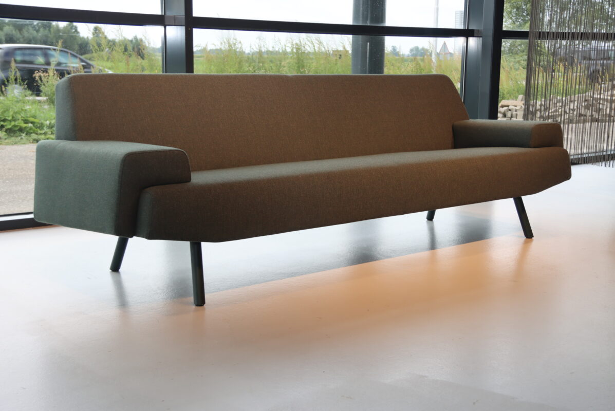 Havee Cloak design bank Sky 4 zits 250 cm breed in Kvadrat stof Rewool. Direct leverbaar.