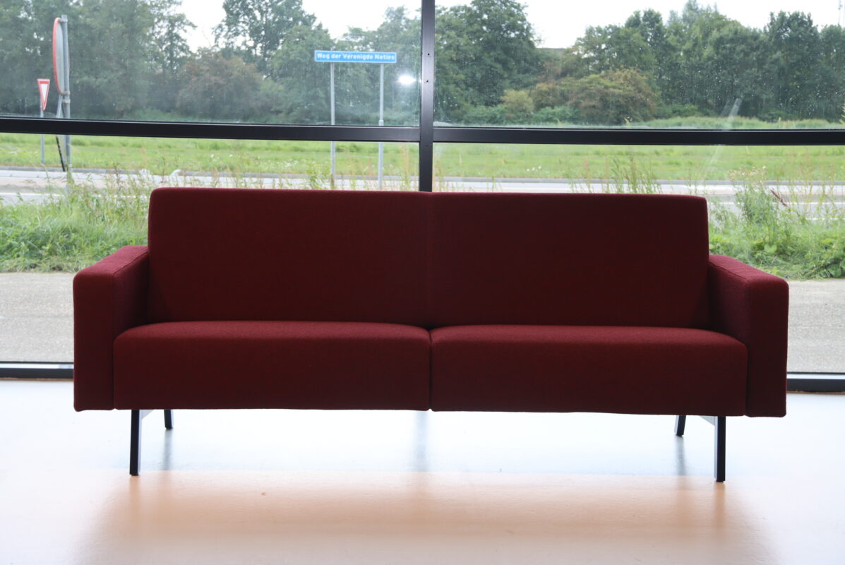 Havee Looklike model 2900 3,5 zits 210 cm breed in Stof weverij de Ploeg Alto 31 kleur Bordeaux. Direct leverbaar.