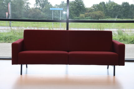 Havee Looklike model 2900 3,5 zits 210 cm breed in Stof weverij de Ploeg Alto 31 kleur Bordeaux. Direct leverbaar.