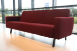 Havee Lookline model 2900 3,5 zits 210 cm breed in Stof weverij de Ploeg Alto 31 kleur Bordeaux. Direct leverbaar. - Afbeelding 3