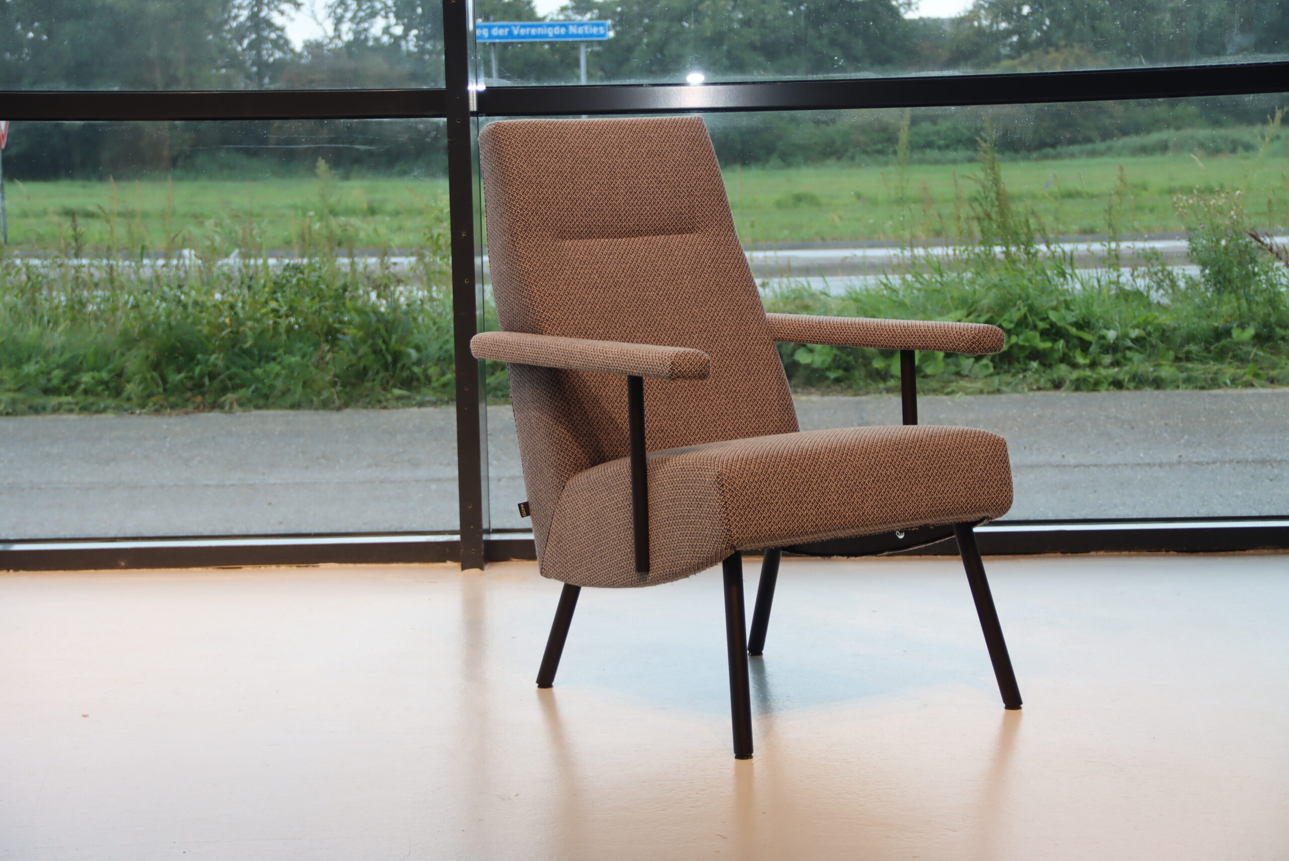 Havee Cloak design fauteuil Mrs.Cliff met hoge rug in Stof Rohi Cleo. Direct leverbaar. Havee Cloak design fauteuil Mrs.Cliff met hoge rug in Stof Rohi Cleo. Direct leverbaar.